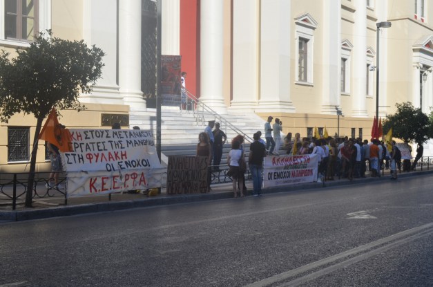Άποψη της συγκέντρωσης μπροστά στο δικαστικό μέγαρο της Πάτρας